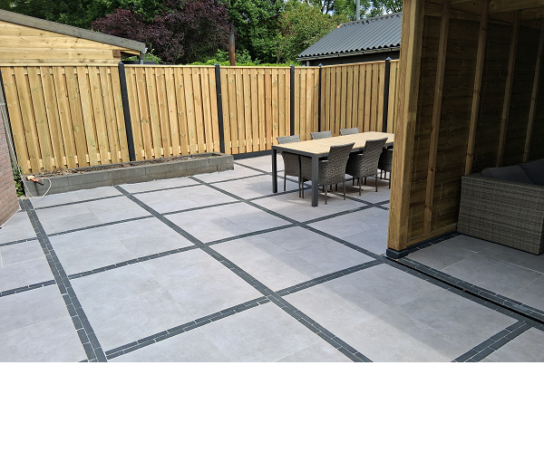 Grijze keramische tegels gecombineerd met zwarte betonstenen