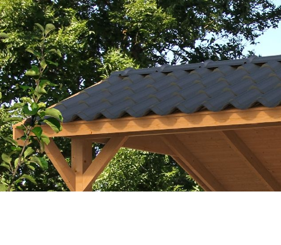 Een afdak met transparante dakplaten en onder het afdak een tuinset.