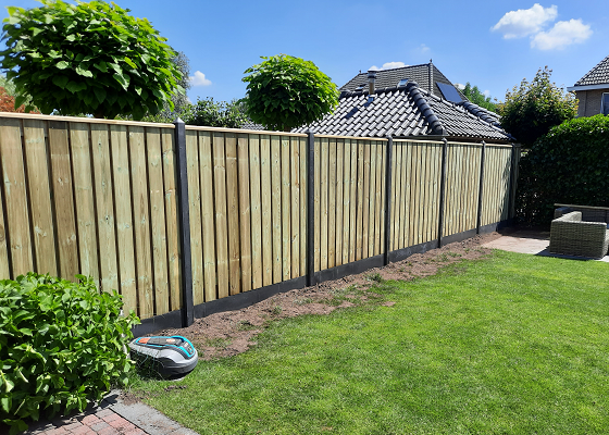 Betonschutting met grenen schermen plaatsen aan De Winde in Hoogeveen