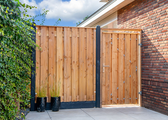 Douglkas tuindeur met tsalen frame plaatsen aan de Boonakkers in Oosterhesselen
