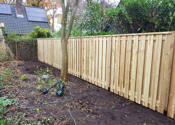 Houten schutting plaatsen aan de Kapteynlaan in Hoogeveen