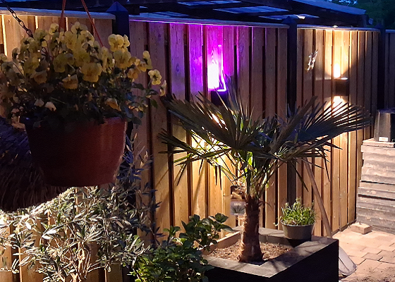 Plaatsen buitenverlichting aan schutting in De Aak, Hoogeveen