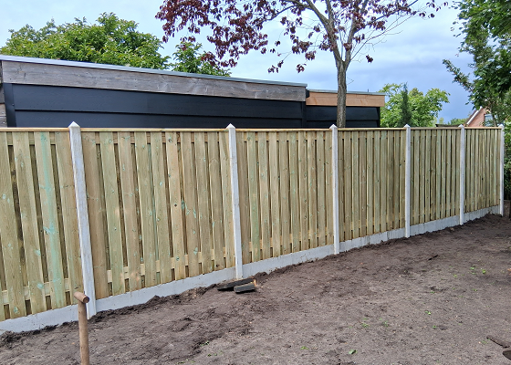 Betonschutting plaatsen in De Kogge te Hoogeveen