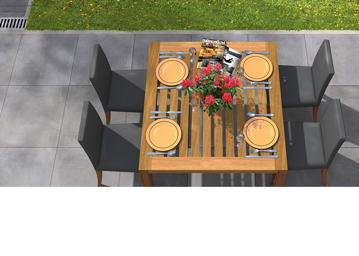 Houten tuintafel met vier grijze stoelen opeen terras met grijze tegels. 