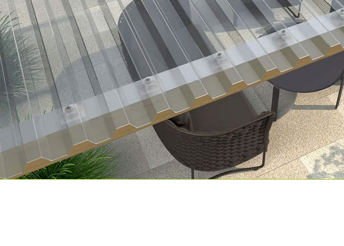 Een afdak met transparante dakplaten.