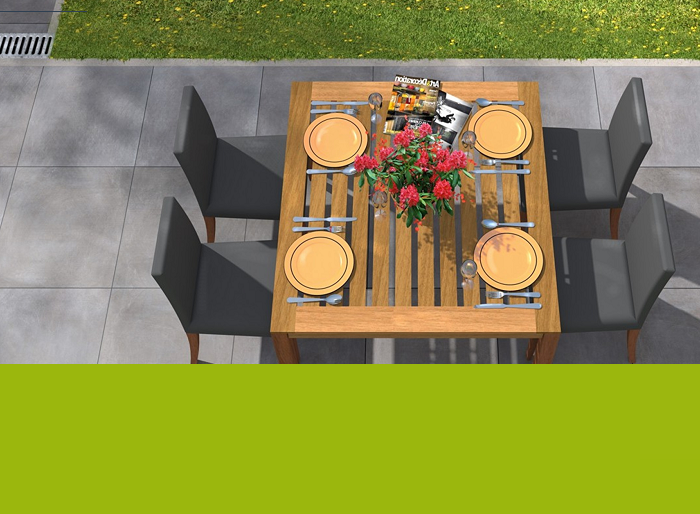 Houten tuintafel met vier grijze stoelen opeen terras met grijze tegels. 